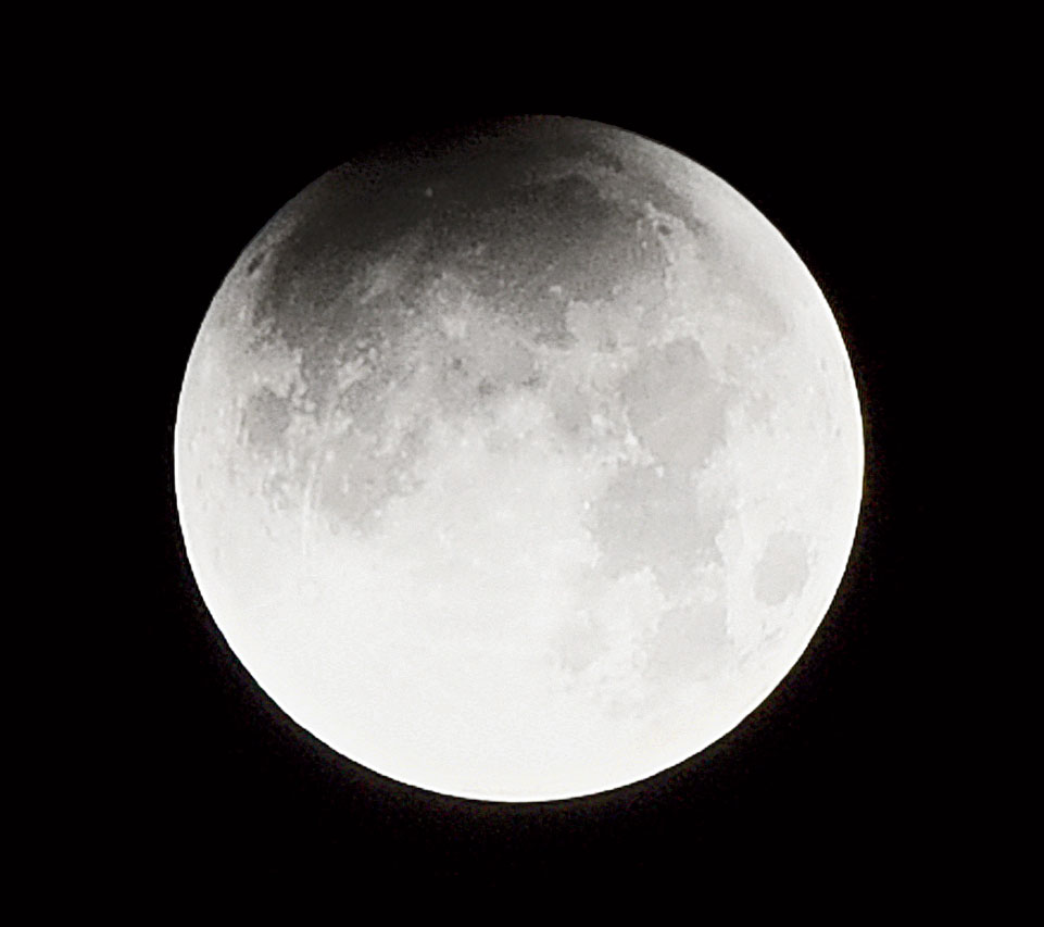 Calcuttans get a good view of the partial lunar eclipse Telegraph India