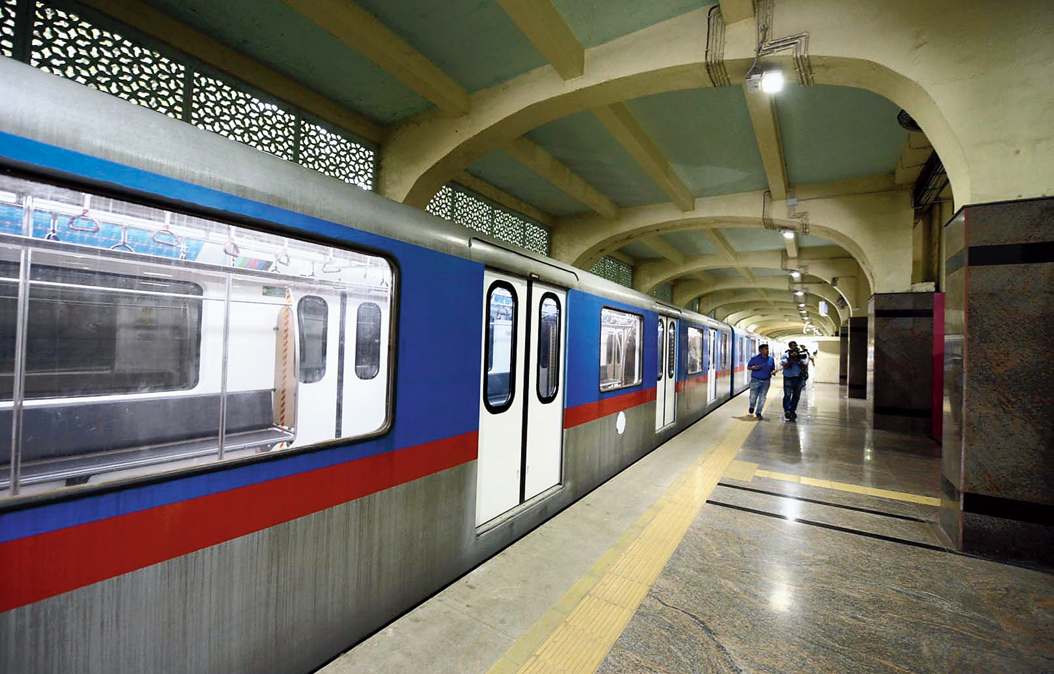 Safety boss for platform mirrors at Calcutta Metro stations - Telegraph  India