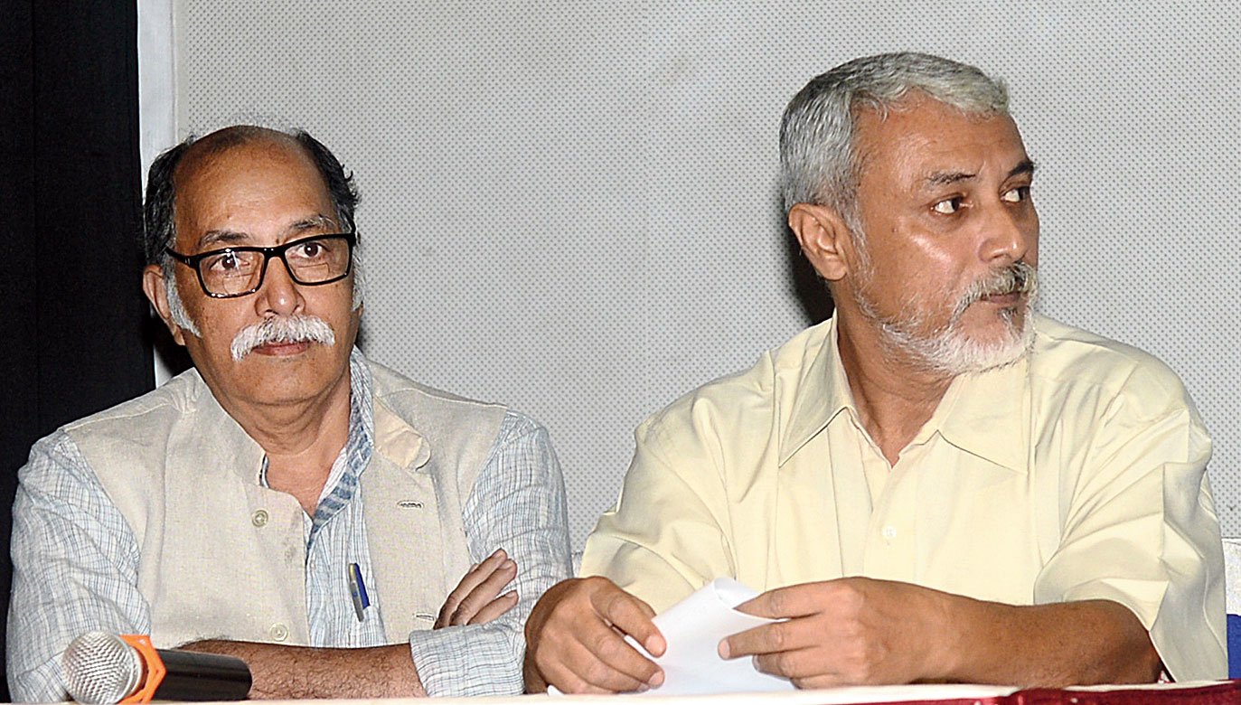 Raghunandan Singh Chundawat and (right) Raja Chatterjee of The Junglees at Rotary Sadan.