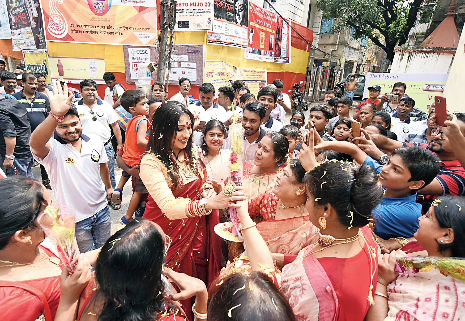 A shower of flowers and the beats of the dhaak greeted actress Rituparna Sengupta at Shyamapally Shyama Sangha, a Four Star Puja. “I loved the way the women welcomed me in a traditional way. We look forward to such moments. Their protima is beautiful. I liked the way they have given wings to the lion,” she said