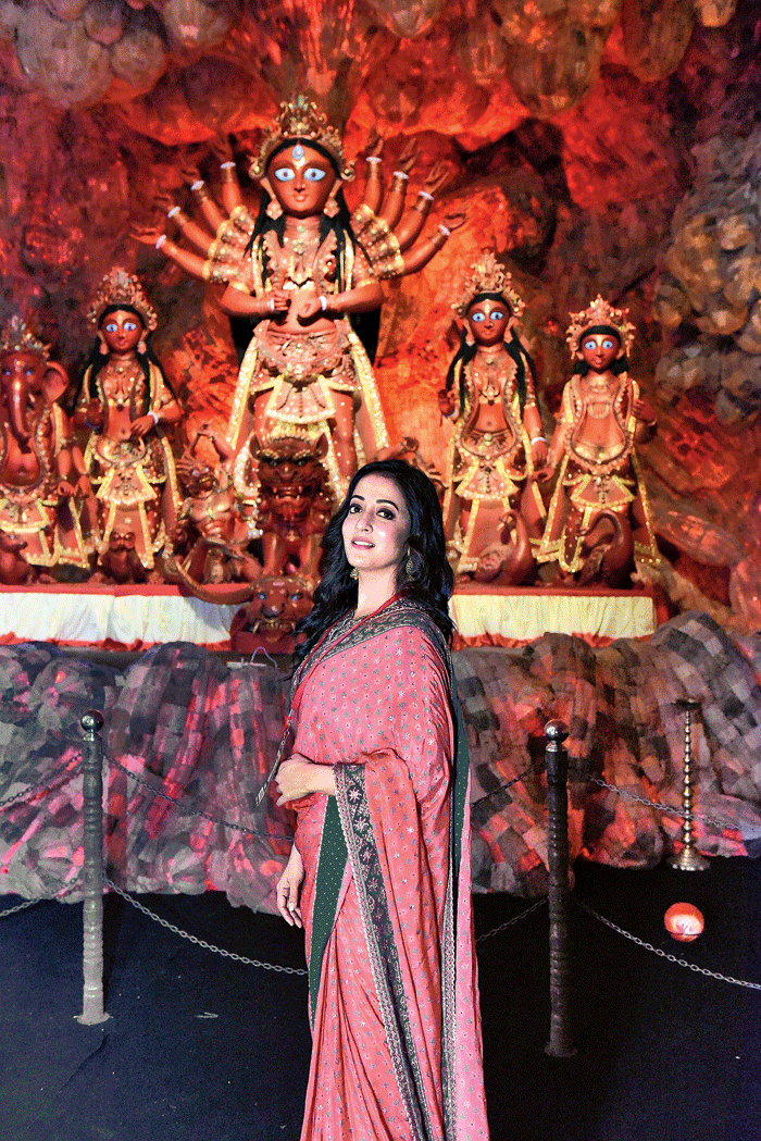 The gorgeous idol at Chorebagan Sarbojanin Durgotsab Samity called for a click and Raima Sen was ready to pose. “This was one of the very good ones. I loved the lighting… khub mojar… great idea… and the way they used the loofahs. They used lakhs and lakhs of loofahs for the pandal. So, very unique. And eco-friendly. It was nicely managed. Beautiful idol as usual,” she smiled.