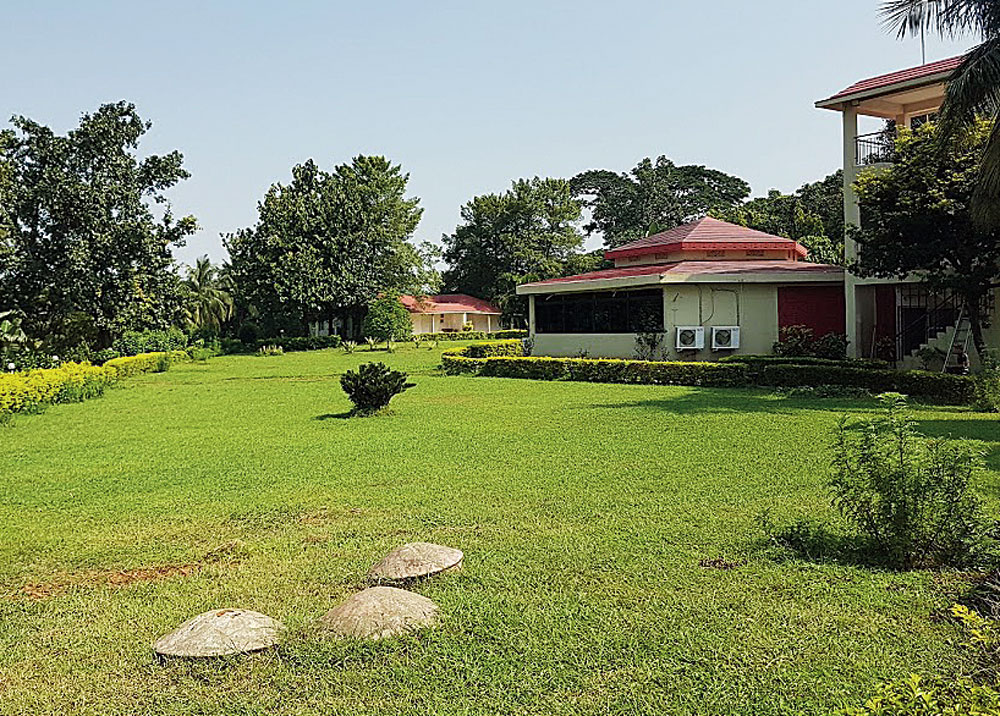 Peerless Resort Mukutmanipur is a 5.5-acre property with 25 cottages, either lake- or garden-facing. “Since it can get rather hot during summer, guests prefer indoor activities during the day. The evenings are pleasant and that’s when they head out for sight-seeing,” says resort manager Pallab Sengupta.