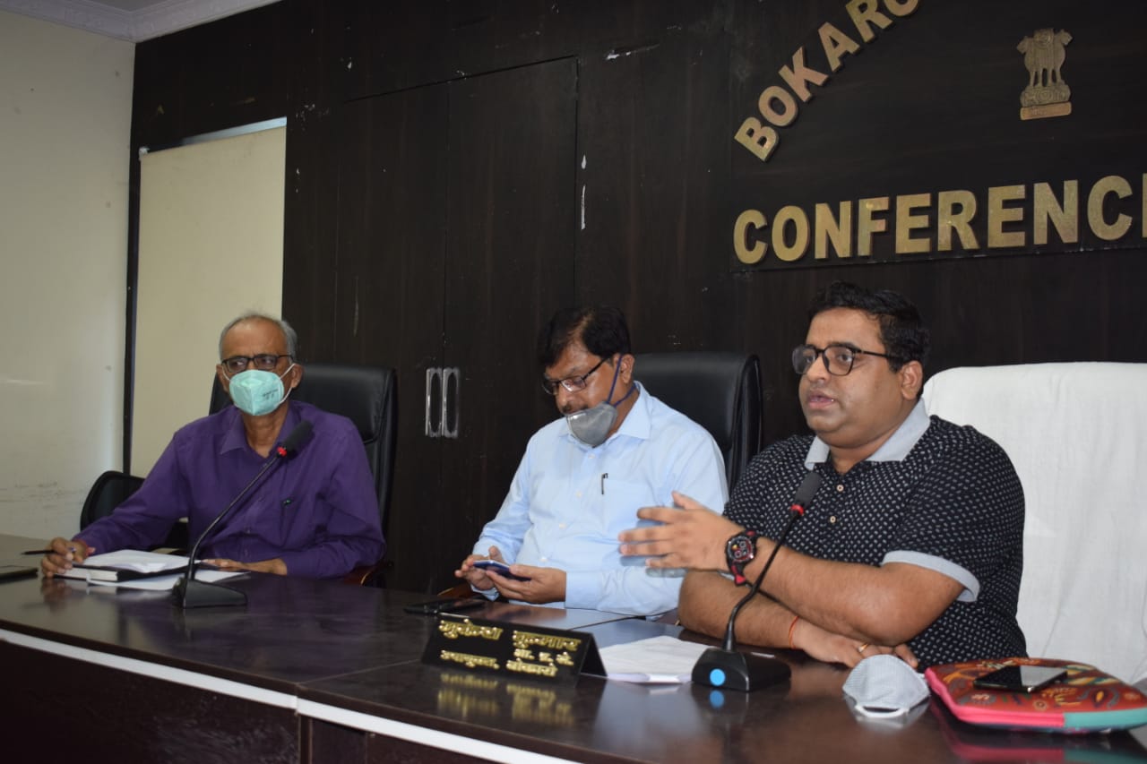 Bokaro DC Mukesh Kumar held a meeting with the owners of all the private hospitals in the Collectorate building