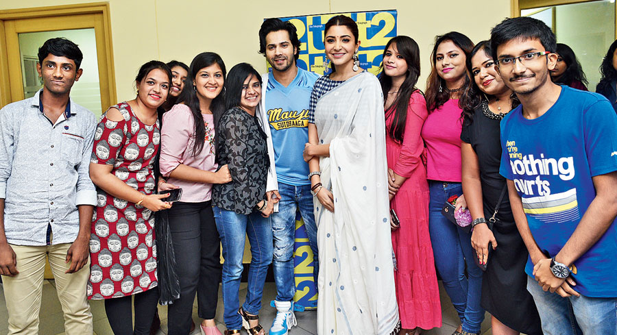 Fandom: (L-R) SK Rohan, Adrija Roy, Shruti Poddar, Nisha Khaitan, Shanti Krishnan, Tanya Jain, Suzana Saha, Malabika Gorai and Rajdeep Biswas won the ‘t2 Sui Dhaaga Contest’ to get a chance to meet Varun and Anushka.