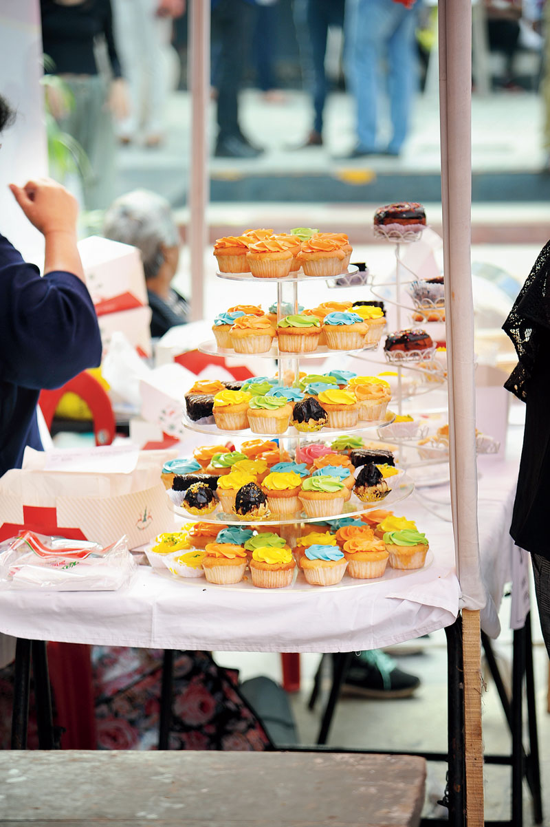 This yummy display of cupcakes had us drooling! Other desserts available were cakes, brownies, ice creams and Bengali sweets.