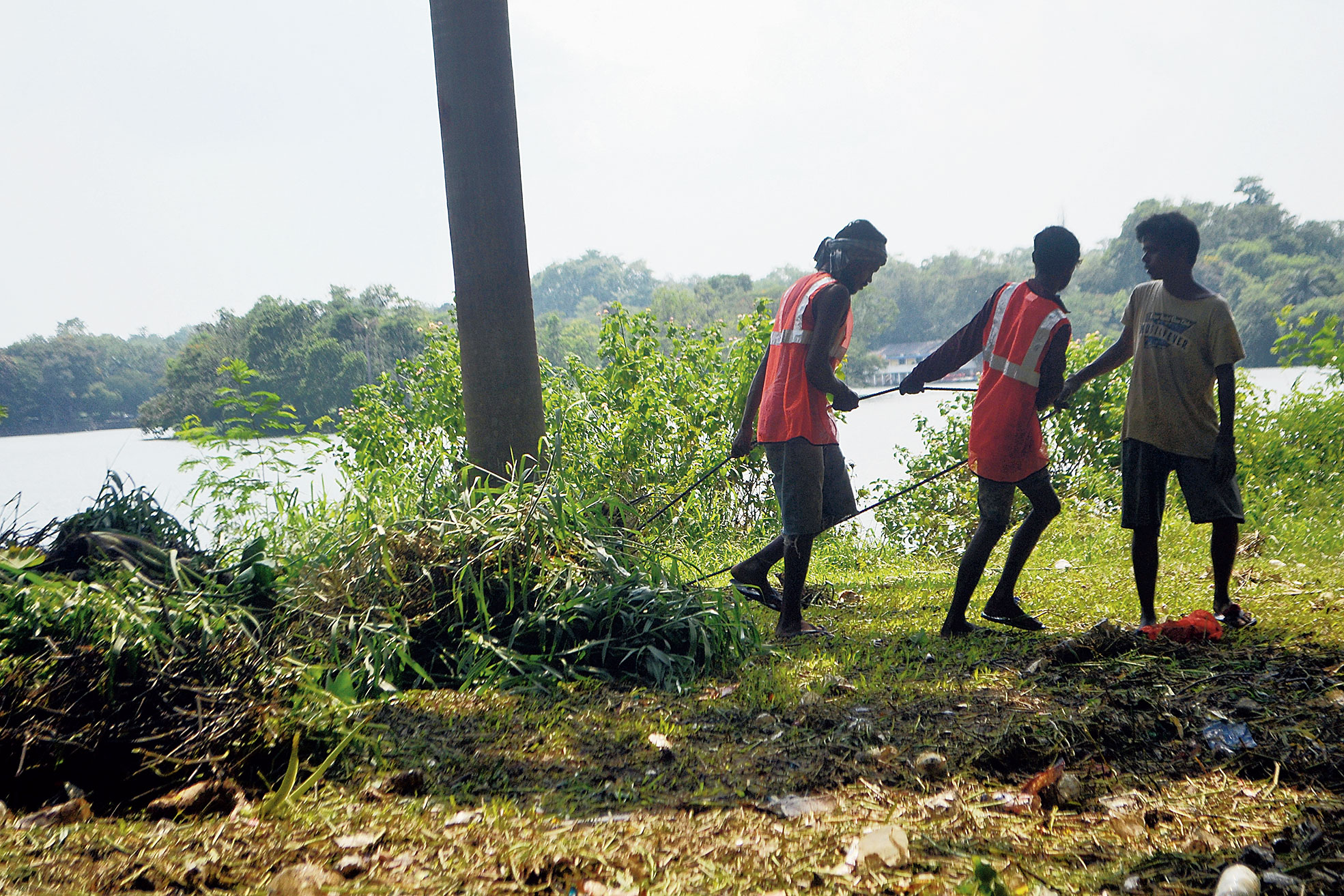 Jusco workers wrap up cleaning Jayanti Sarovar in Jubilee Park, Jamshedpur, on Saturday. The two-day angling contest will be held at the lake from July 29.