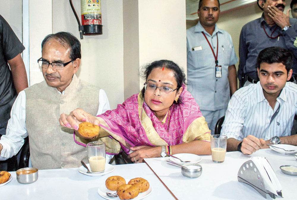 Madhya Pradesh chief minister Shivraj Singh Chouhan, his wife Sadhna and son Kunal enjoy snacks during a visit to Indian Coffee House in Bhopal on Tuesday. 