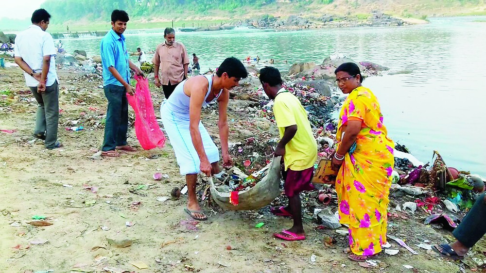 Devotees clean up ghat inBagbera - Telegraph India