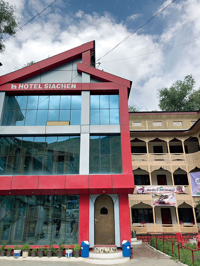 Hotel Siachen in Kargil’s main bazaar was the only place journalists covering the war could find refuge in. It offered bed, tea, and on the lucky day, breakfast. Often shelled during the hostilities, Hotel Siachen refused to shut operating. It has acquired a new fibreglass façade, but behind it Siachen remains its old doughty self