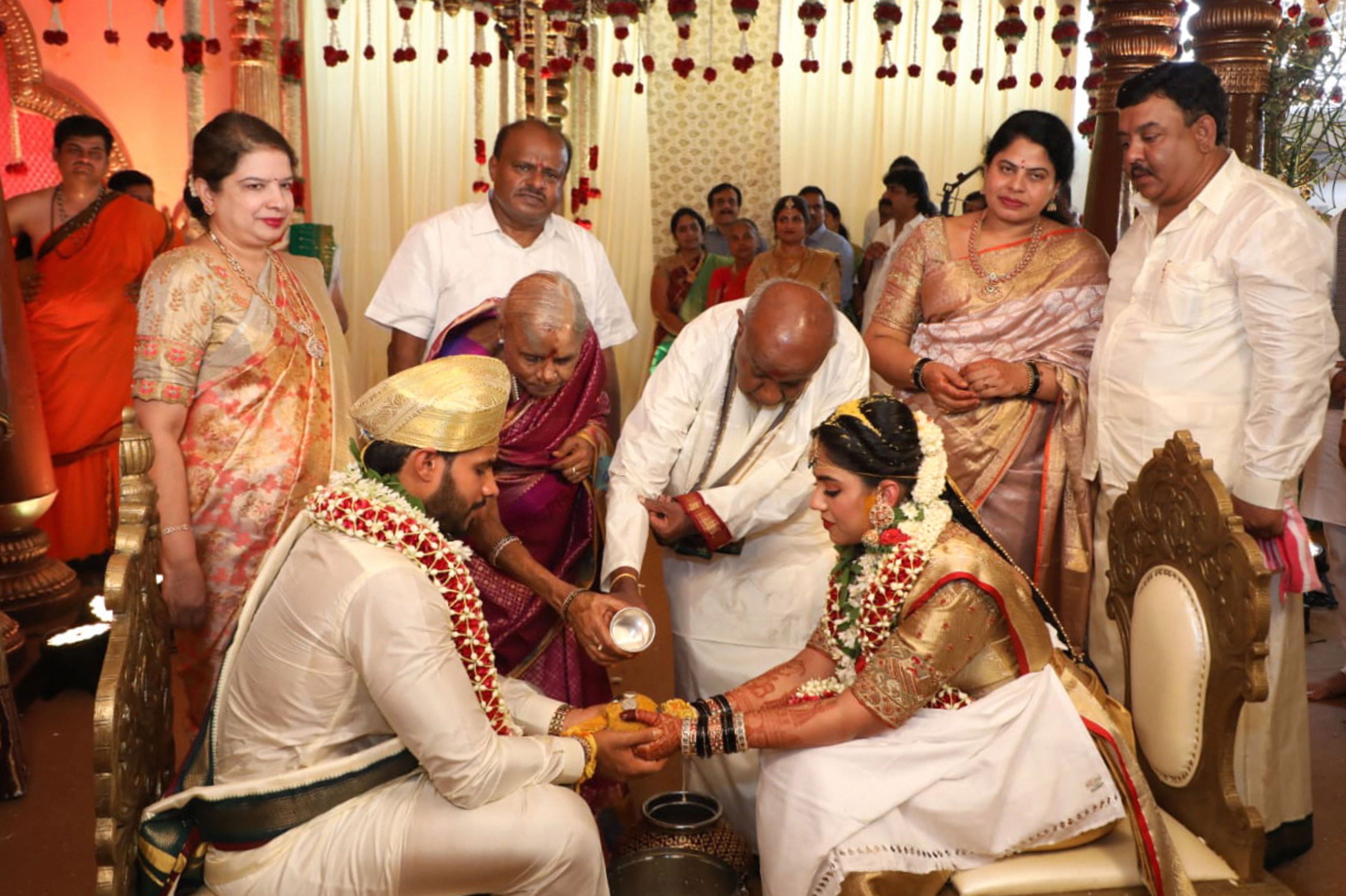 People defy lockdown norms, throng wedding of Kumaraswamy's son 