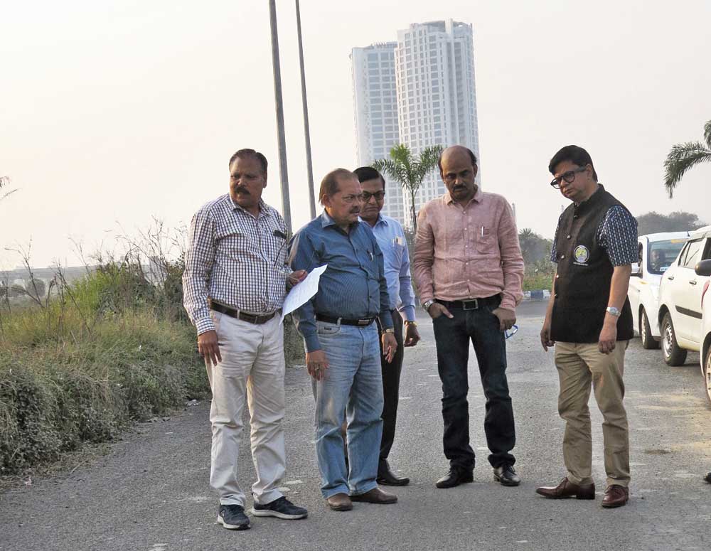 NKDA chief Debashis Sen and other officials inspect Street 329 leading to the State Bank Institute of Leadership in Action Area II