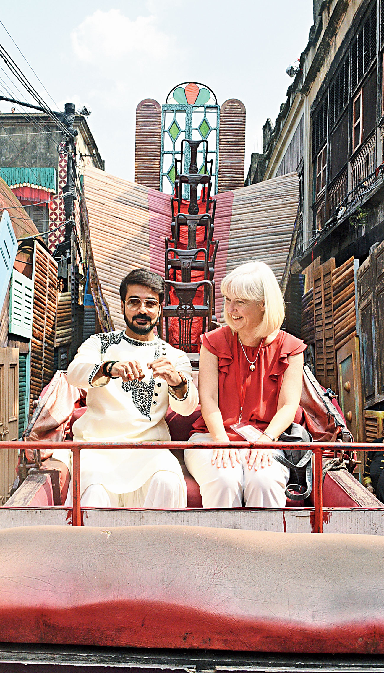 Tolly star Prosenjit and US consul general Patti Hoffman ride a hand-drawn carriage that welcomes visitors to Sikdar Bagan Sadharan Durgotsav, the Model Puja for CESC The Telegraph True Spirit Puja 2018, powered by Patanjali