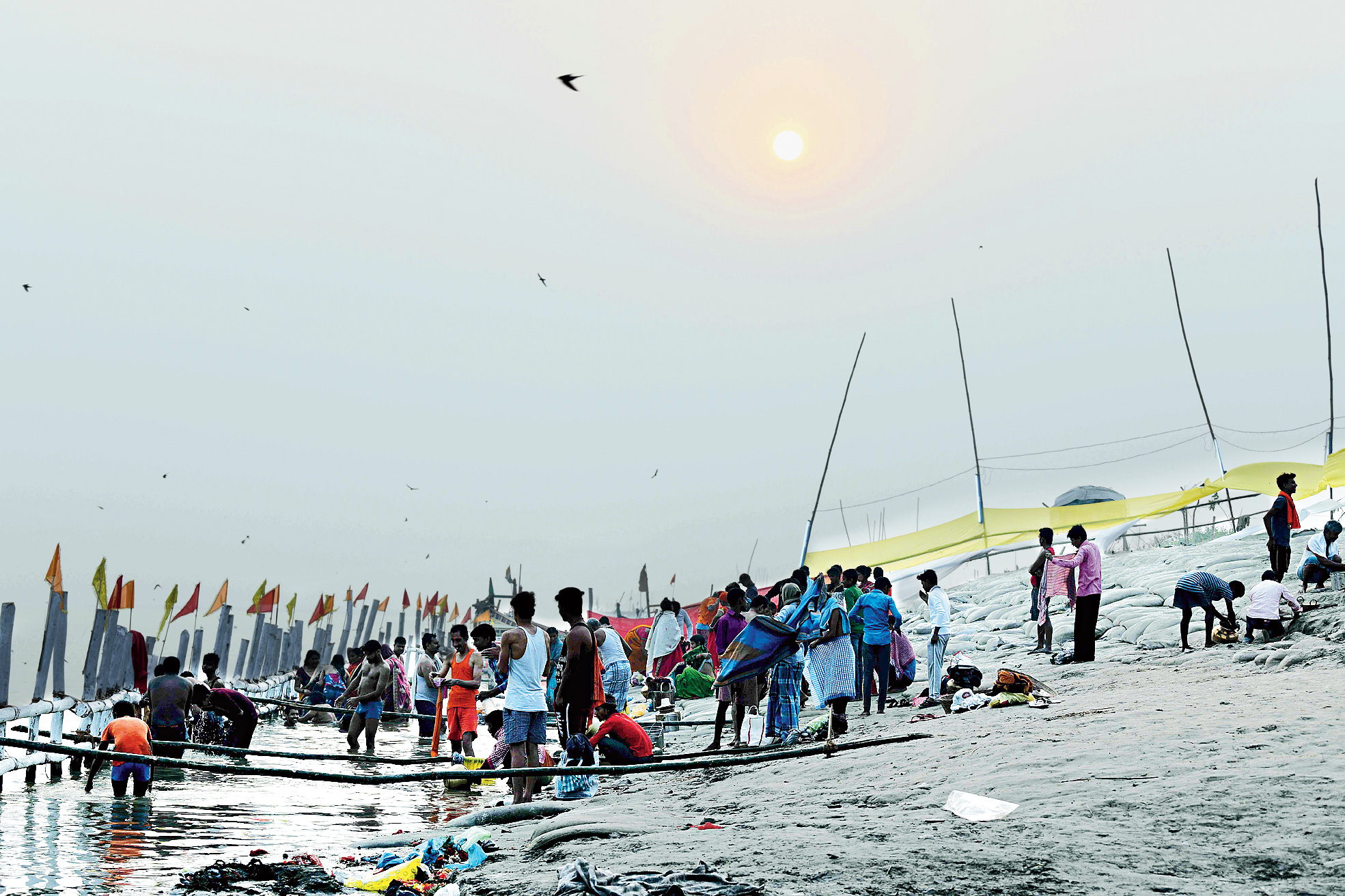 People throng Kangan Ghat on Sunday