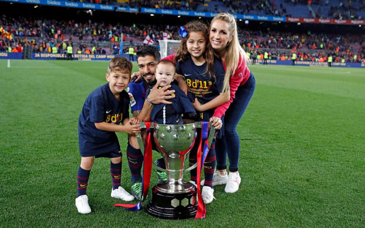 Luis Suarez with his wife Sofia Balbi and his children