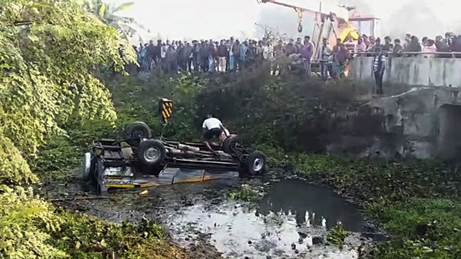 The pool car that fell into the water body