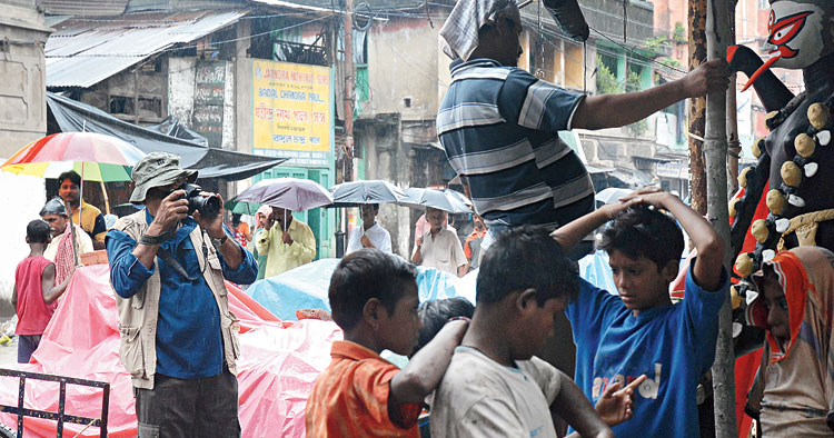 Rai photographing idol makers in Kumartuli, Calcutta