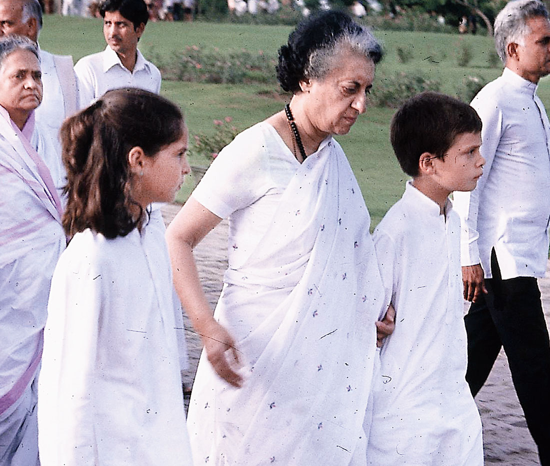 Indira Gandhi with grandchildren Priyanka and Rahul.