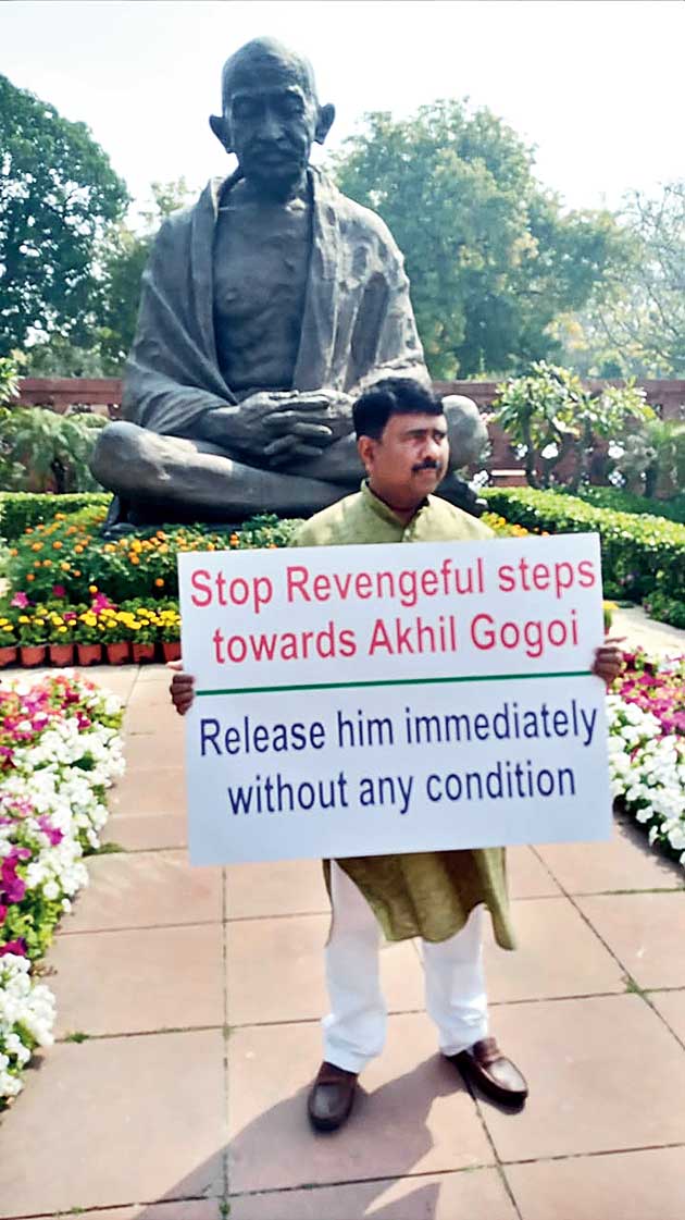 Barpeta MP Abdul Khaleque protests in front of the Mahatma Gandhi statue in Parliament over the re-arrest of the KMSS leader.