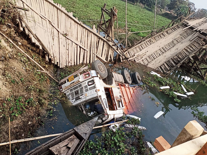 The truck from Bengal that fell into the river. 
