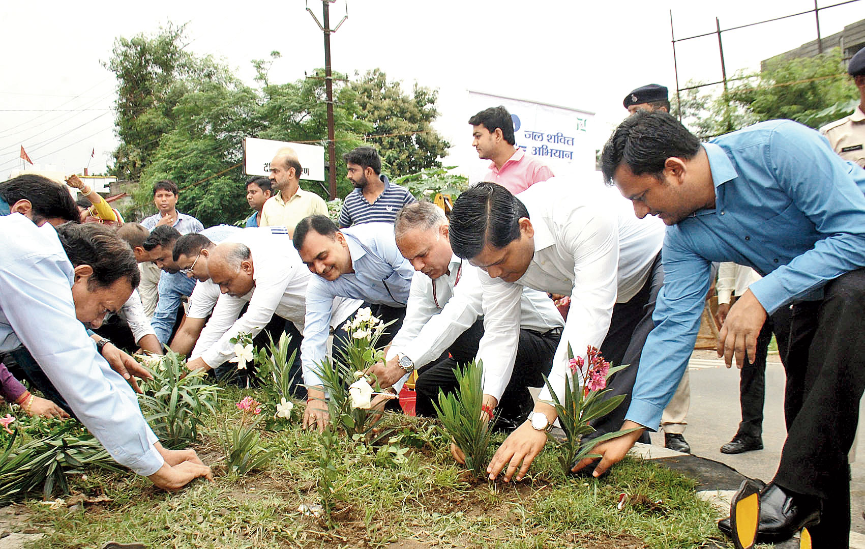 Dhanbad mayor Chandrashekhar Agarwal (fifth from right), DC Amit Kumar (second from right) and other officials plant saplings at Memco Mor on Thursday. 