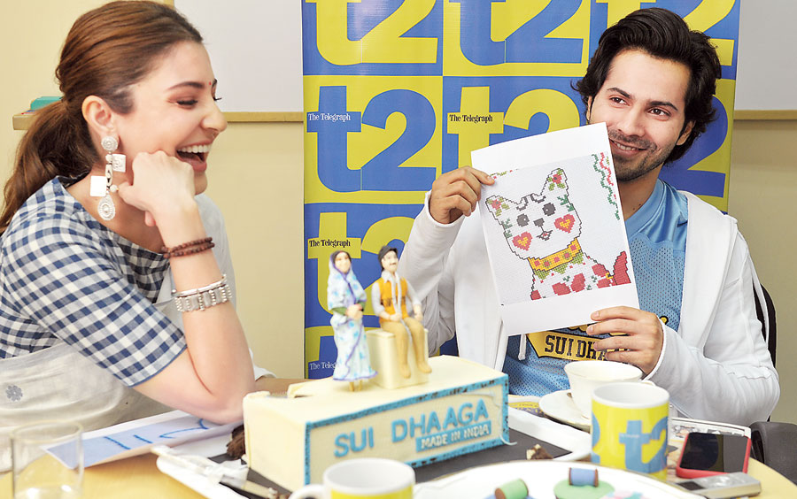 Varun Dhawan tries to guess the stitch pattern as Anushka Sharma laughs