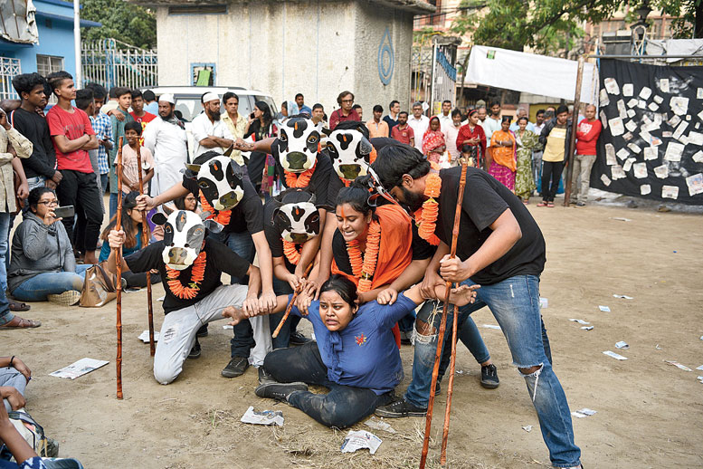 The play begins with one of the protagonists winning a competition and being sent to 2030 as part of the award. The person who goes to 2030 is captured by goons for being a Muslim and lynched.