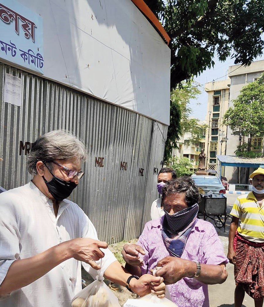 A member of the committee distributes food.