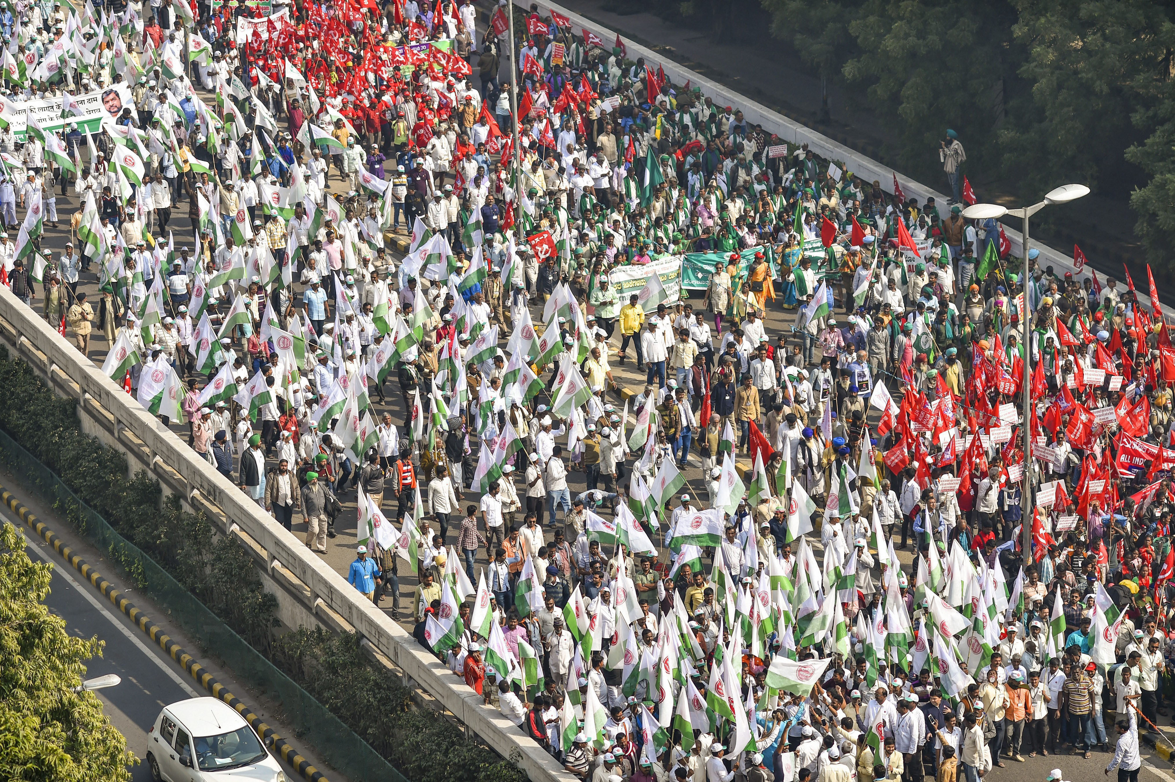 Farmers on the Ranjit Singh flyover in New Delhi on Friday on their way to Parliament.
