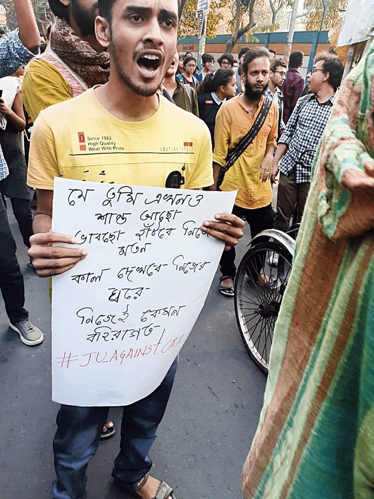 Je tumi ekhono shanto aachho/ Bhaabchho hantbe nijer moton/ Kaal dekhbe nijer ghore/Nijei kemon bohiragoto
You, the one who is still calm/ Thinking you’ll walk your own path/Will see tomorrow how you become an outsider in your own home