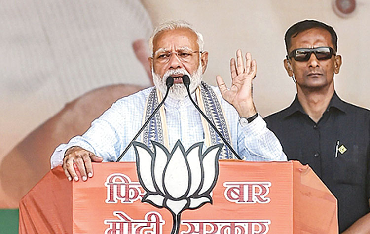 Prime Minister Narendra Modi addressing a rally at Haidargarh in Barabanki district on April 30