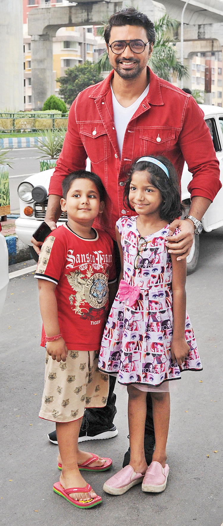 Spotting Dev in photoshoot mode on the road, these two little ones walked up to him for a quick picture.
