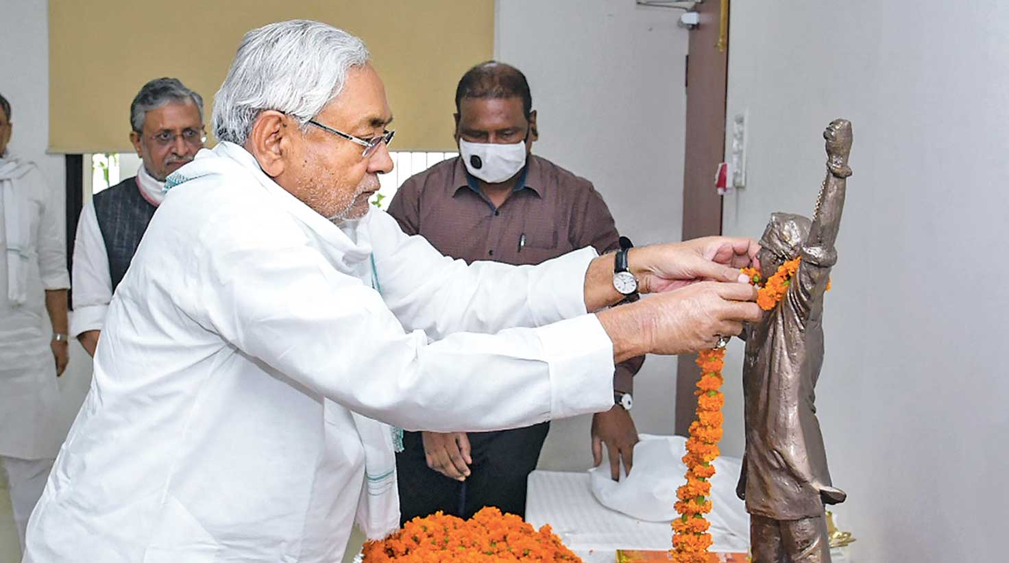 Bihar chief minister Nitish Kumar garlands the prototype of a statue of George Fernandes in Patna on the socialist leader’s 90th birth anniversary on Wednesday. The chief minister unveiled through video conferencing the life-size statue of Fernandes in Muzaffarpur, the constituency which the stalwart had represented several times in the Lok Sabha.