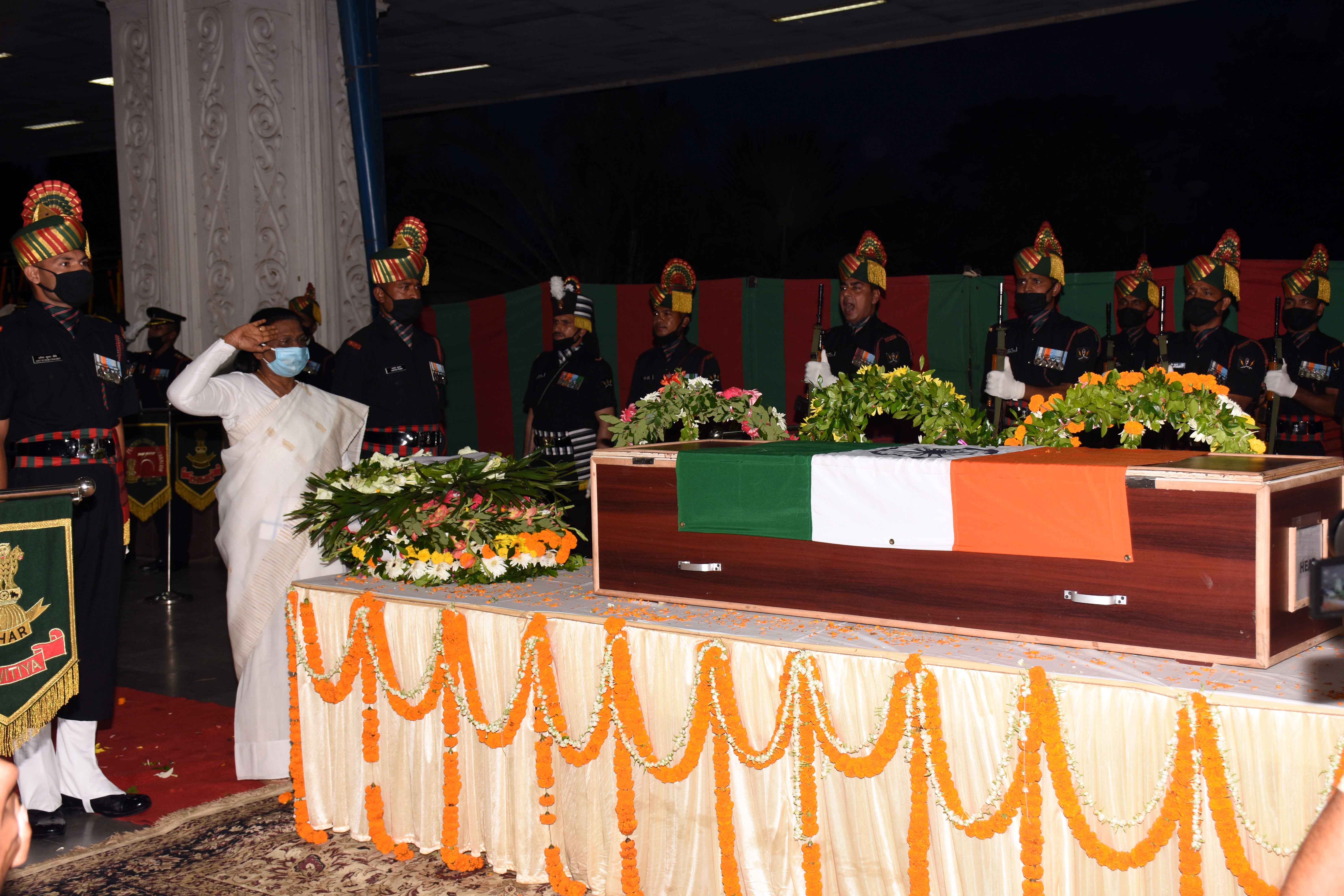 Governor Draupadi Murmu pays homage to sepoy Hansda  at the event in Ranchi