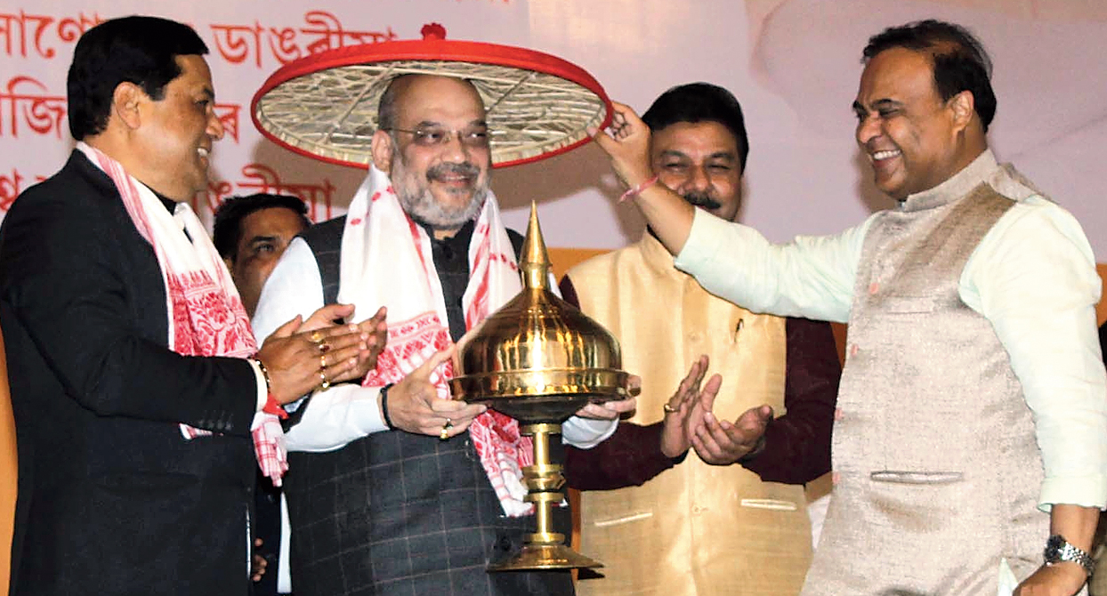 Amit Shah being felicitated by Sarbananda Sonowal and Himanta Biswa Sarma in Guwahati on Sunday. 

