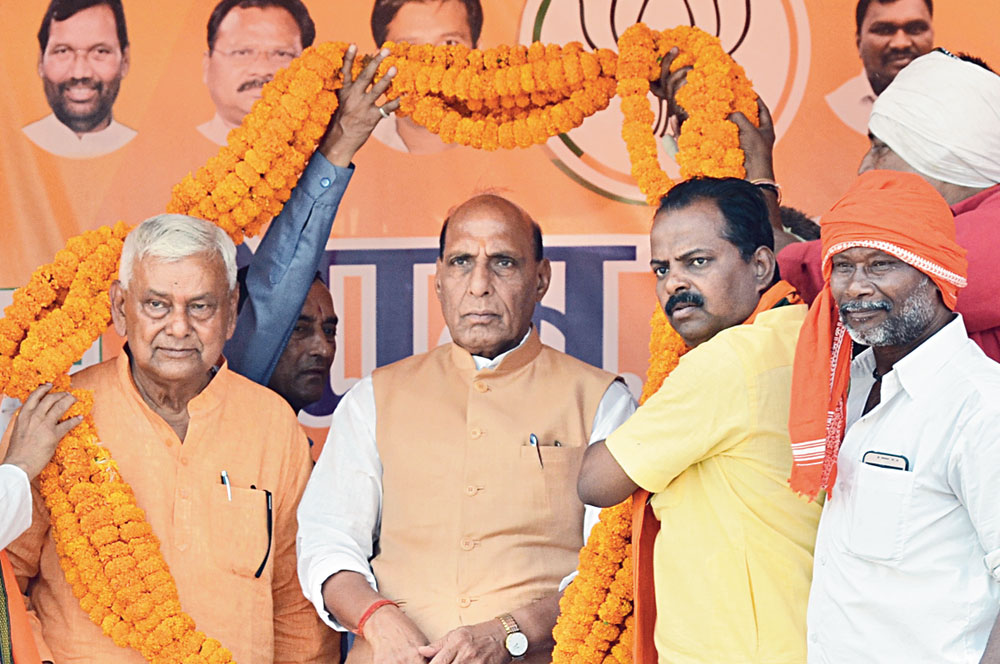 Party supporters garland Rajnath Singh and PN Singh at Digwadih in Jharia on Tuesday. 
