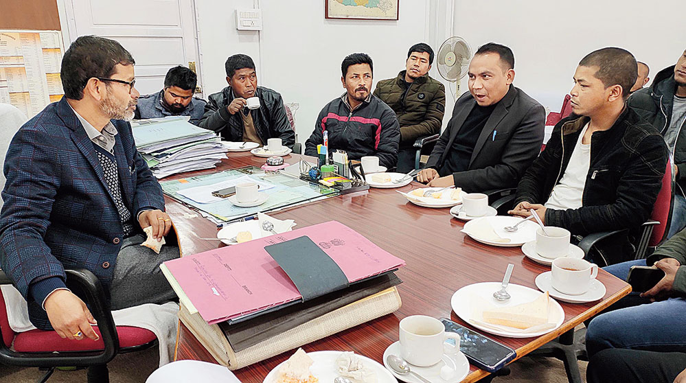Lahkmen Rymbui meets a delegation of Confederation of Meghalaya Social Organisation in Shillong on Thursday