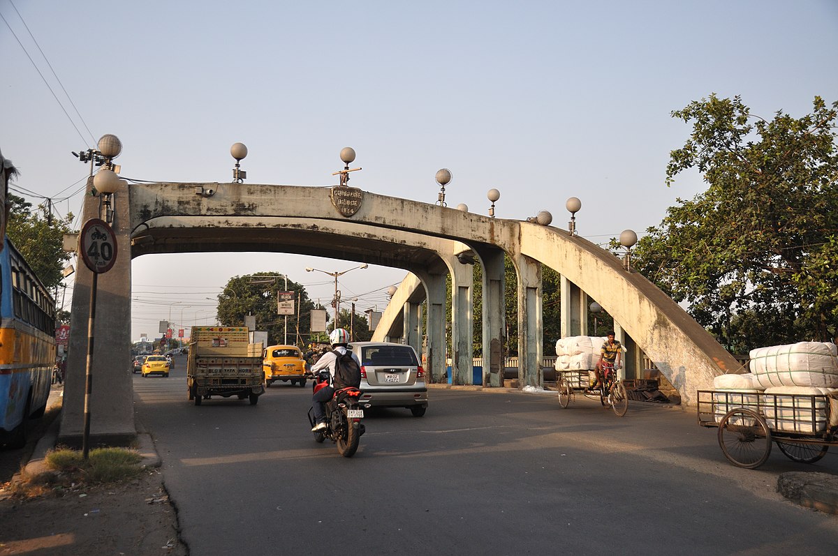 An officer of Calcutta traffic police said heavy vehicles, including buses, were not allowed on the Chitpore bridge, following a recommendation of the Calcutta Metropolitan Development Authority (CMDA).