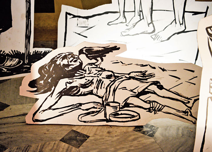 A sunboard installation by Anurag Paul shows a crow feeding on a body. It is based on the famine sketches of Zainul Abedin, a Bengali painter known for his depiction of the 1943 famine.