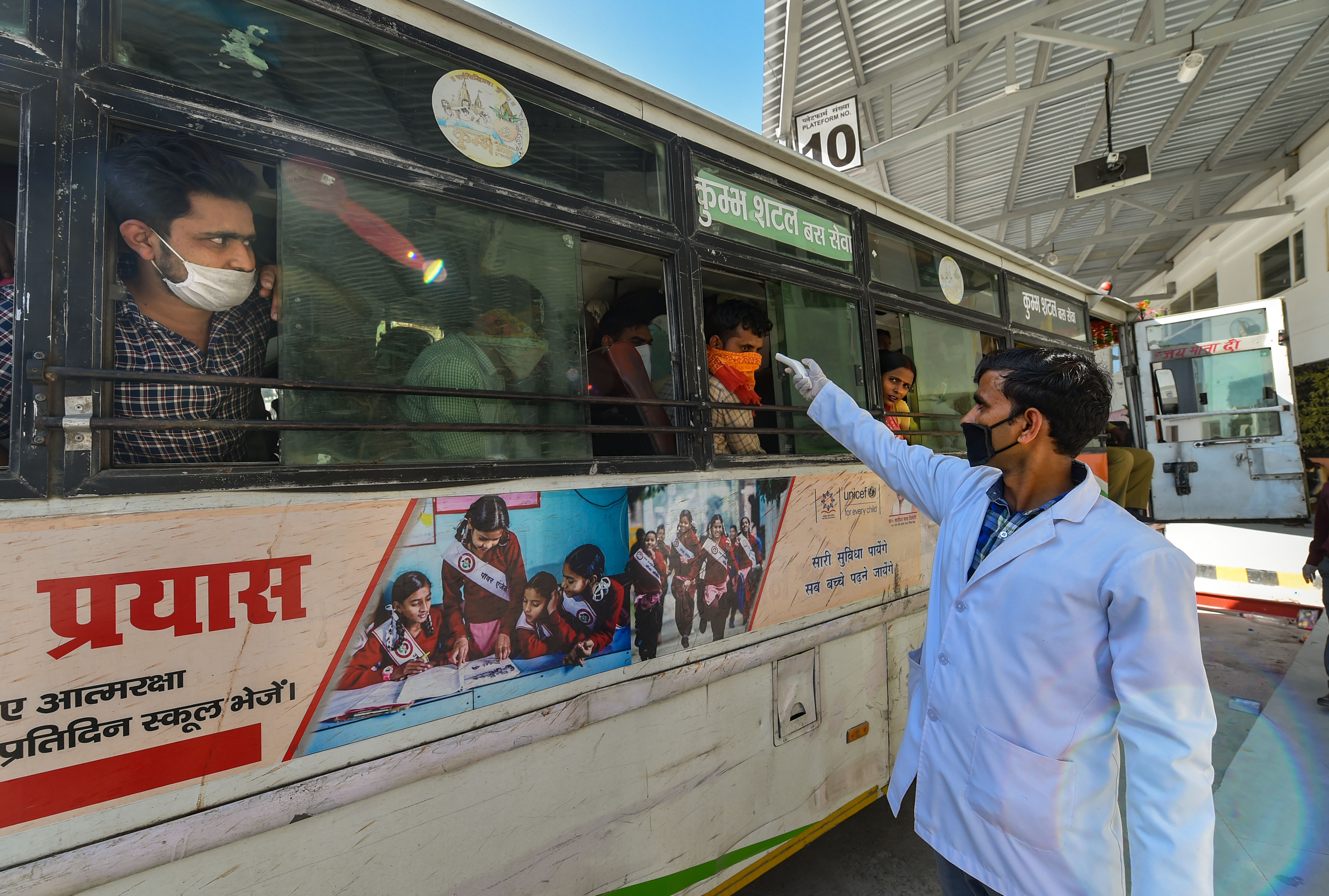 Thermal screening of passengers being conducted at Kamta bus stand during a nationwide lockdown in the wake of coronavirus pandemic, in Lucknow, Sunday, March 29, 2020