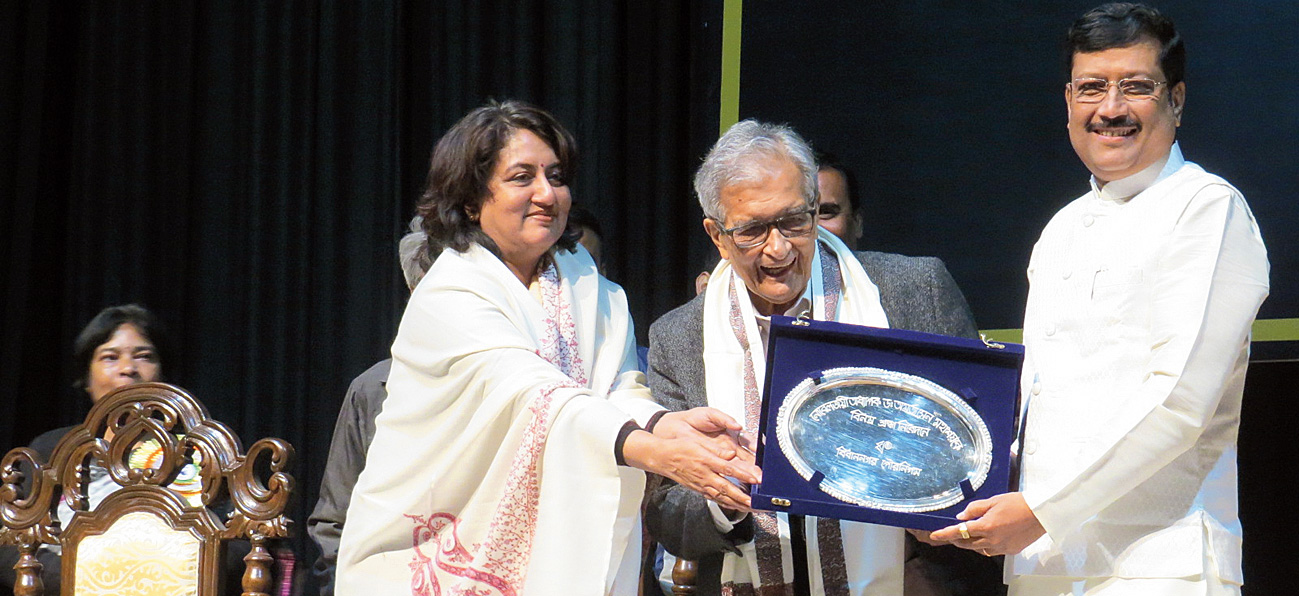 Mayor Sabyasachi Dutta and municipal commissioner Pritha Sarkar felicitate Amartya Sen at the Samatat event.