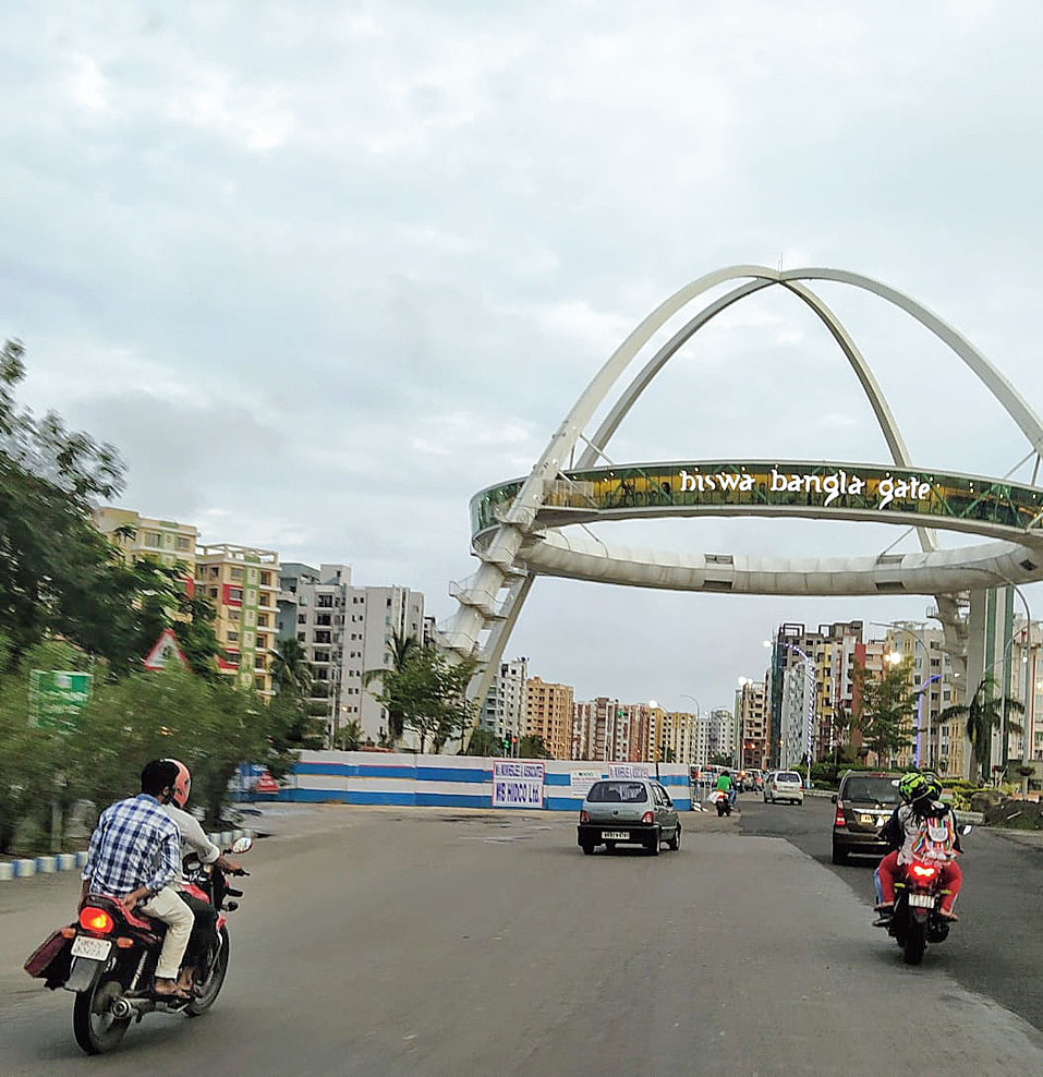 The Kolkata Gate at the Rabindra Tirtha crossing