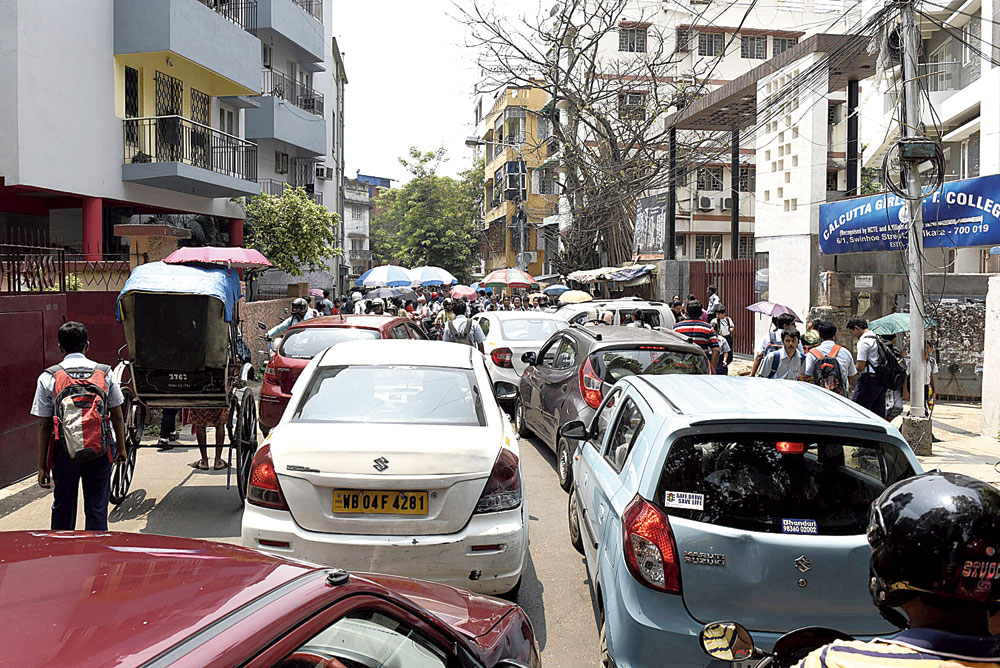 Kolkata, India. 22nd Mar, 2023. People walk on a busy street in Kolkata  while pants are being hanged above the street for drying purposes. (Credit  Image: © Dipayan Bose/SOPA Images via ZUMA