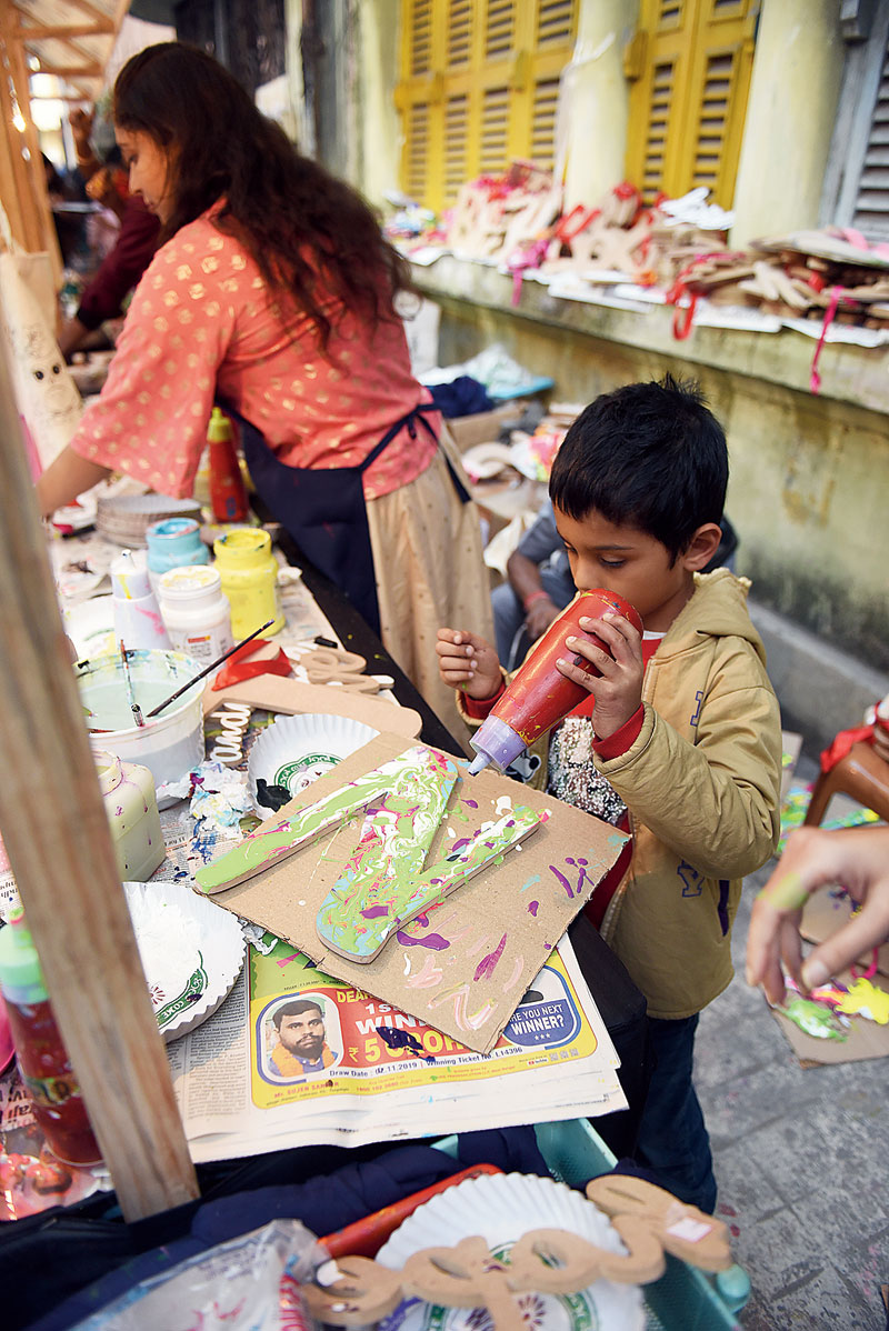 ‘Daag acchhe hai!’ This kid really believed so! Over 15 exciting art activities awaited one. The favourite, hands down, was Spin Art, a new form of painting where the canvas revolves on a pottery wheel as paint is poured from the top, giving way to vibrant spirals.