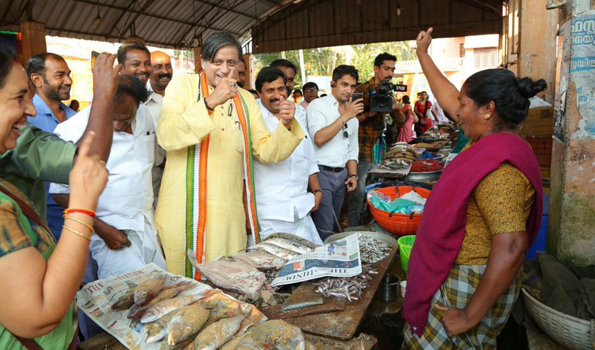 Congress MP Shashi Tharoor visiting a fish market during his election campaign. 