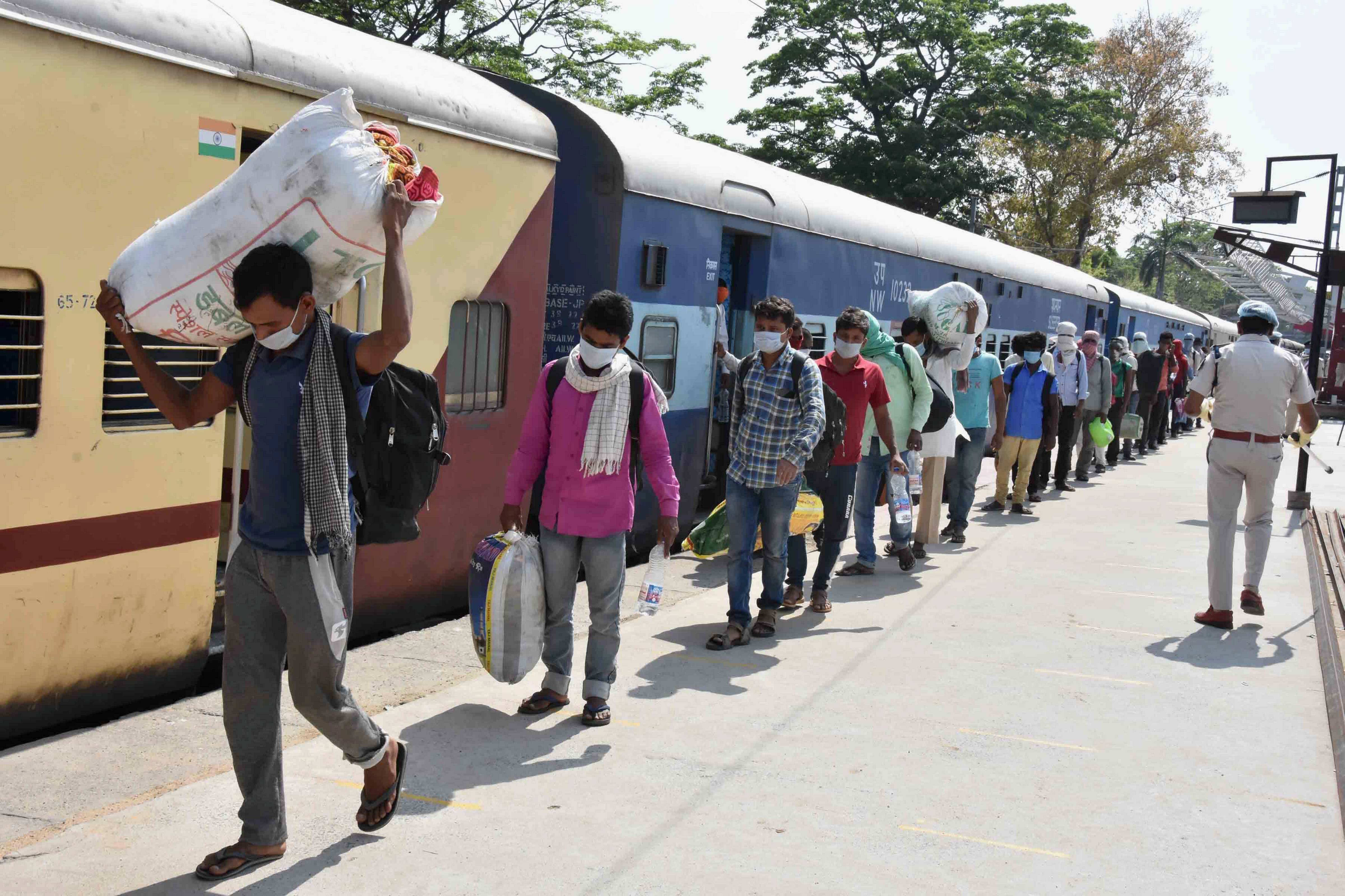 Migrants from Jaipur arrive by Shramik Special train at Danapur junction, during the nationwide lockdown to curb the spread of coronavirus, in Patna, Saturday, May 02, 2020.