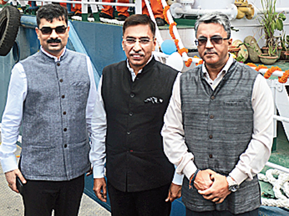 Shipping secretary Gopal Krishna with IWAI chairman Pravir Pandey (right) and KoPT chairman Vinit Kumar in Calcutta on Tuesday. 