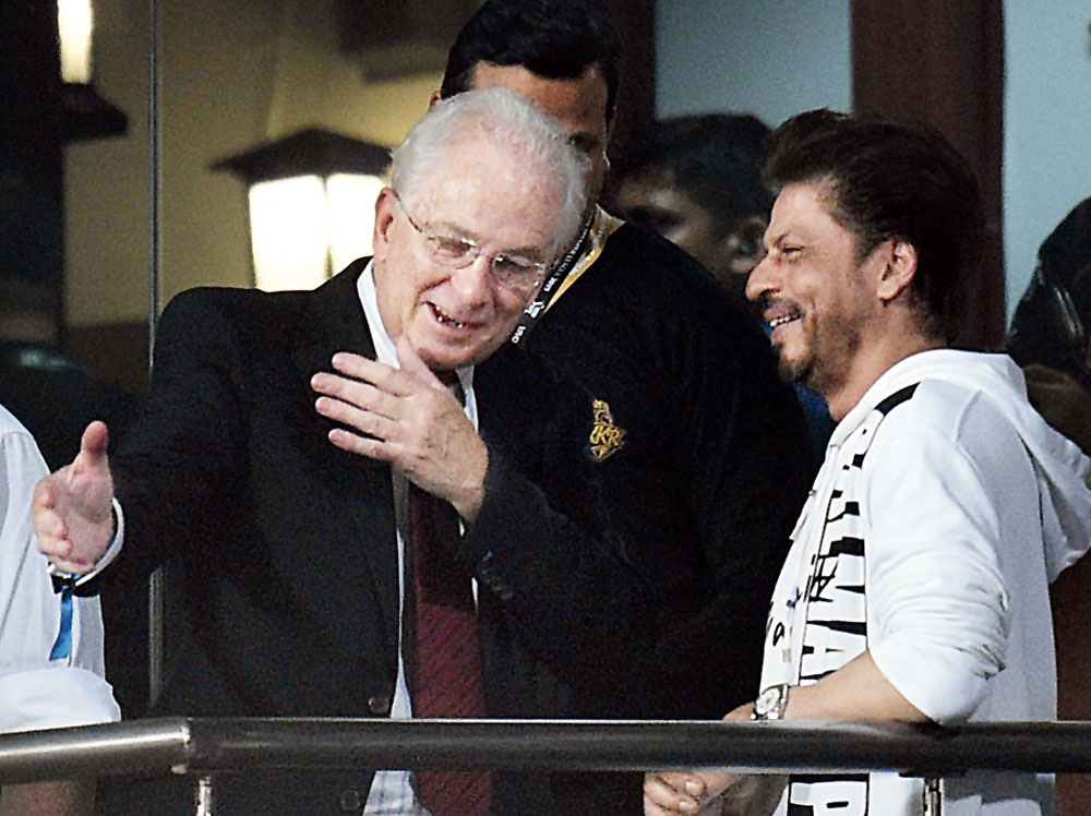 As promised, David Gower watched KKR win their second home game at Eden Gardens, vs Kings XI Punjab, on Wednesday night, with KKR boss Shah Rukh Khan, in his B1 box.