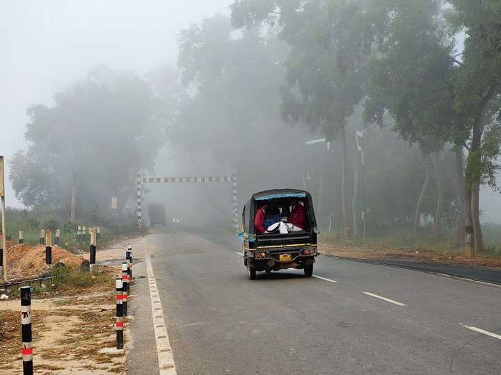 An auto-rickshaw negotiates Ranchi-Purulia Road shrouded in fog