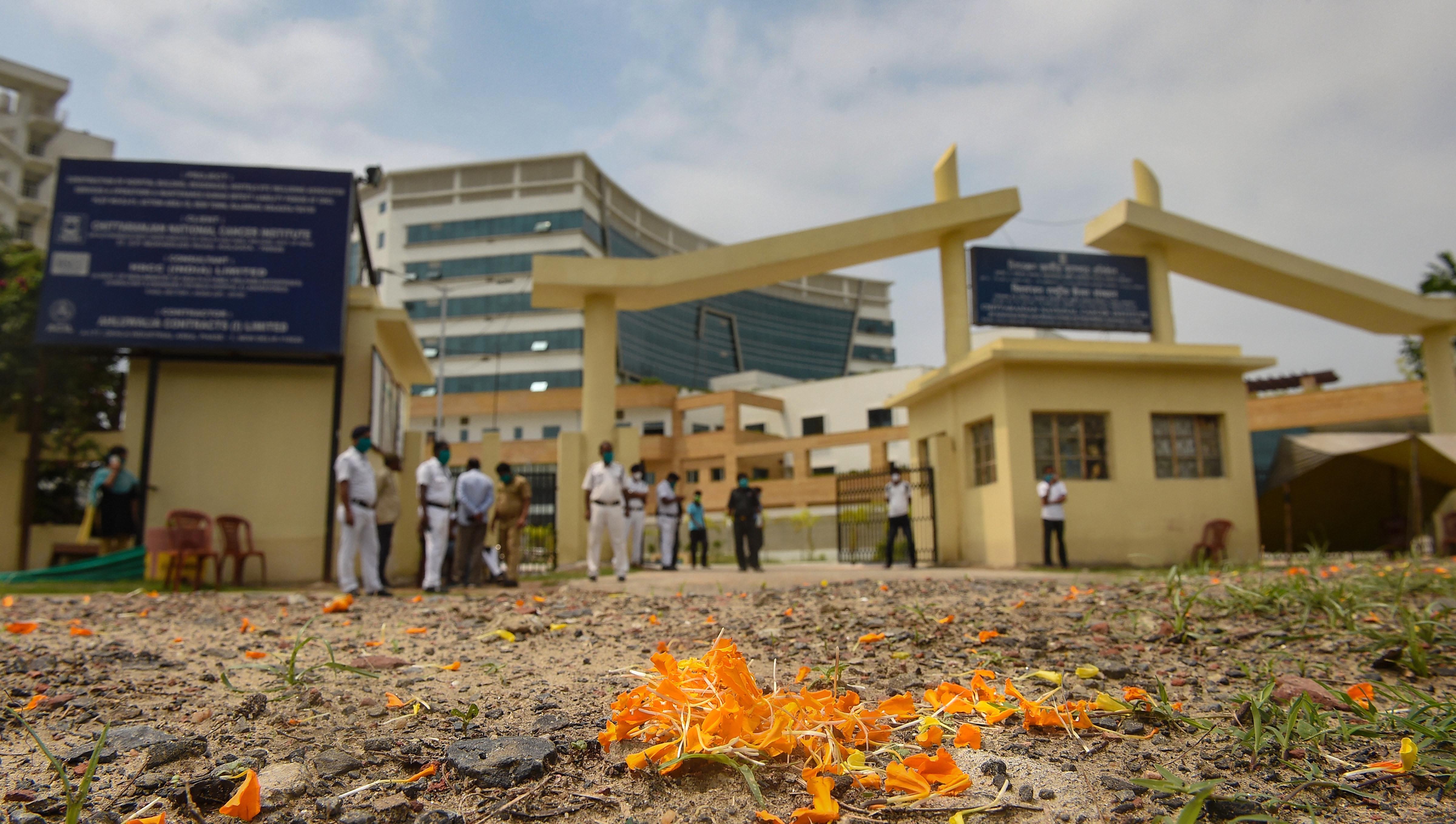 An Army helicopter showers flower petals on medics to express gratitude for their services in the fight against Covid-19 at Chittaranjan National Cancer Institute, during the nationwide lockdown imposed in the wake of coronavirus pandemic, in Calcutta, Sunday, May 03, 2020.