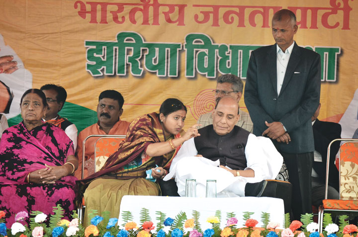Jharia BJP candidate Ragini Singh talks with defence minister Rajnath Singh at the rally in Jealgora, Jharia, on Sunday. 
